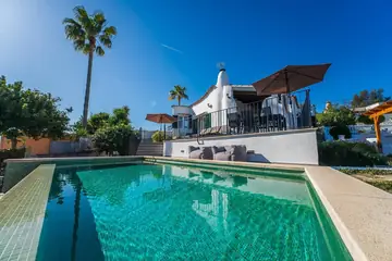 Privater Infinity-Pool, dahinter das Haus