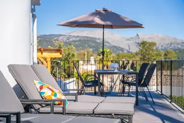 Die Liegeterrasse mit Blick auf die Serra de Tramuntana