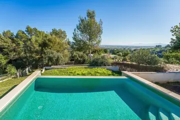 Der Pool mit offenem Blick ins Tal