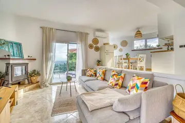 Wohnzimmer und Küche mit Zugang zur Terrasse