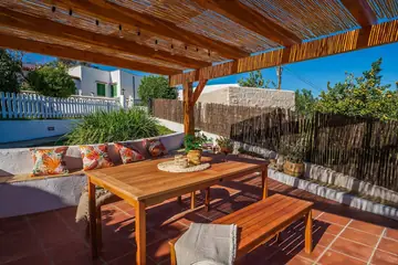 Pergola mit Tisch und langer Bank für sechs