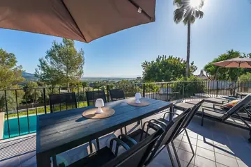 Liegeterrasse und Esstisch im Freien