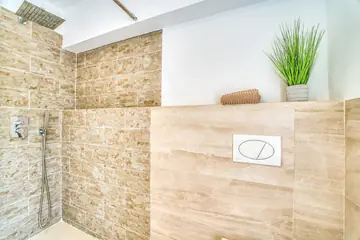 Dusche im Badezimmer 1