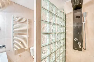 Dusche im Badezimmer 2
