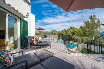 Haus, Terrasse und Pool
