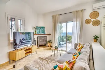 Wohnzimmer mit Holzofen