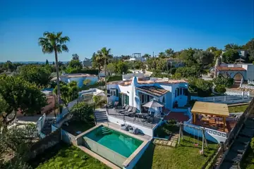 Haus, Pool und Garten aus der Luft
